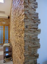 Стены дома покрыты искусственным камнем