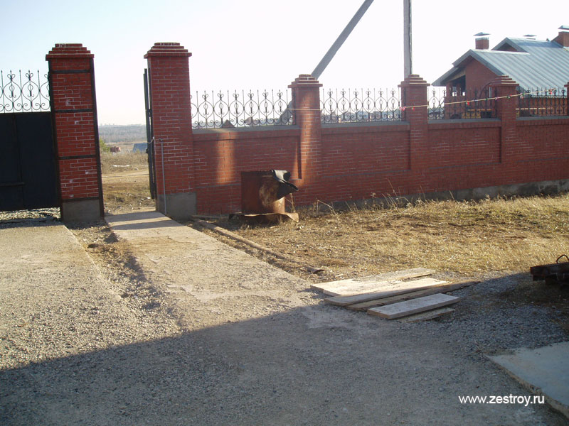 Кирпичный забор на загородном участке фото